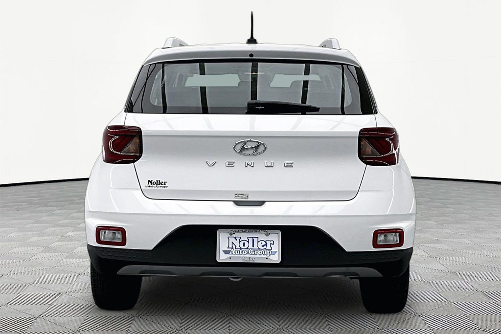 Used 2024 Hyundai Venue Limited FWD image 4