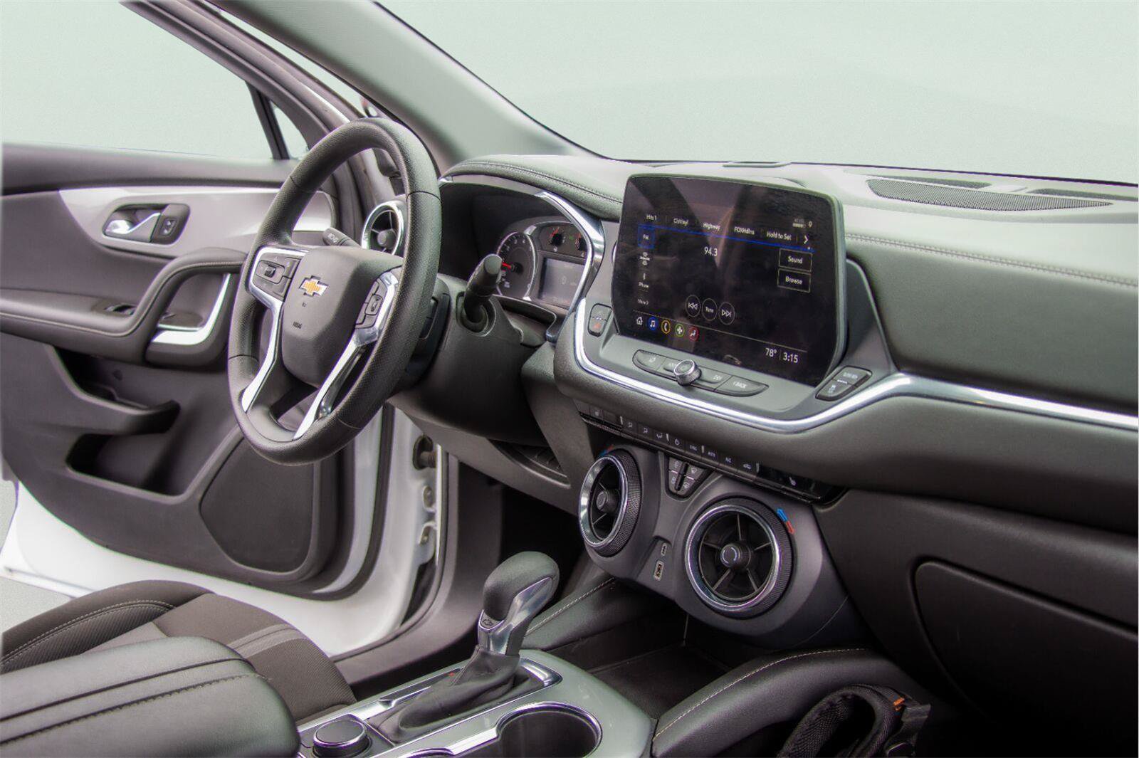 Used 2025 Chevrolet Blazer LT FWD image 5