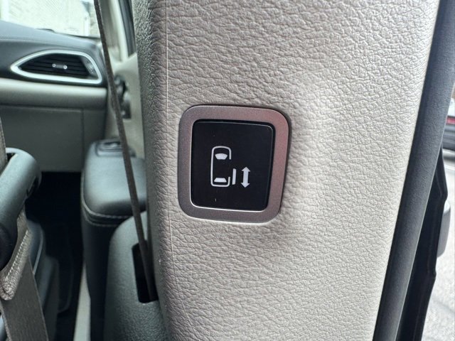 Used 2023 Chrysler Pacifica Touring-L image 30