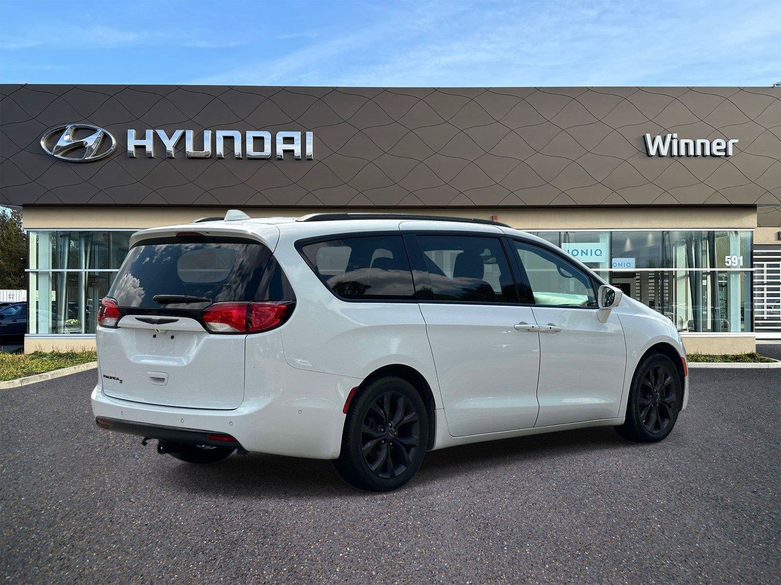 Used 2019 Chrysler Pacifica Touring-L w/ Advanced Safetytec Group FWD image 4