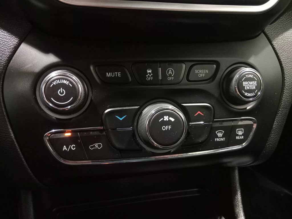 Used 2019 Jeep Cherokee Latitude w/ Cold Weather Group FWD image 21