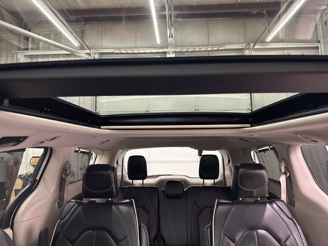 Used 2024 Chrysler Pacifica Limited FWD image 19