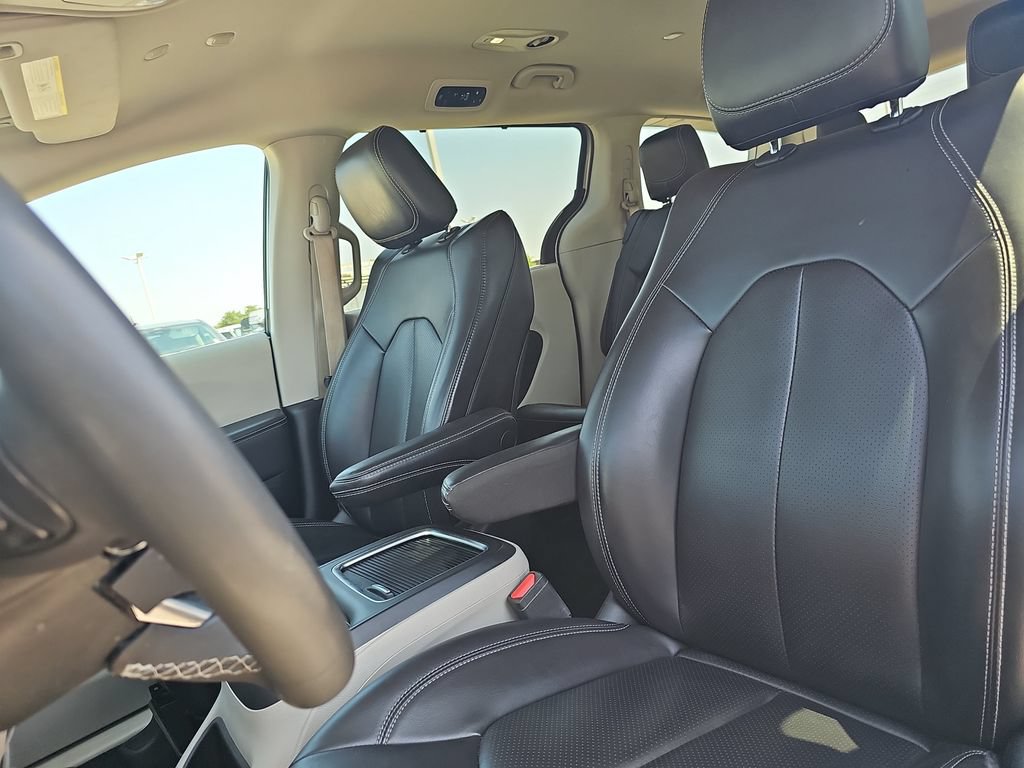 Used 2023 Chrysler Pacifica Touring-L FWD image 15