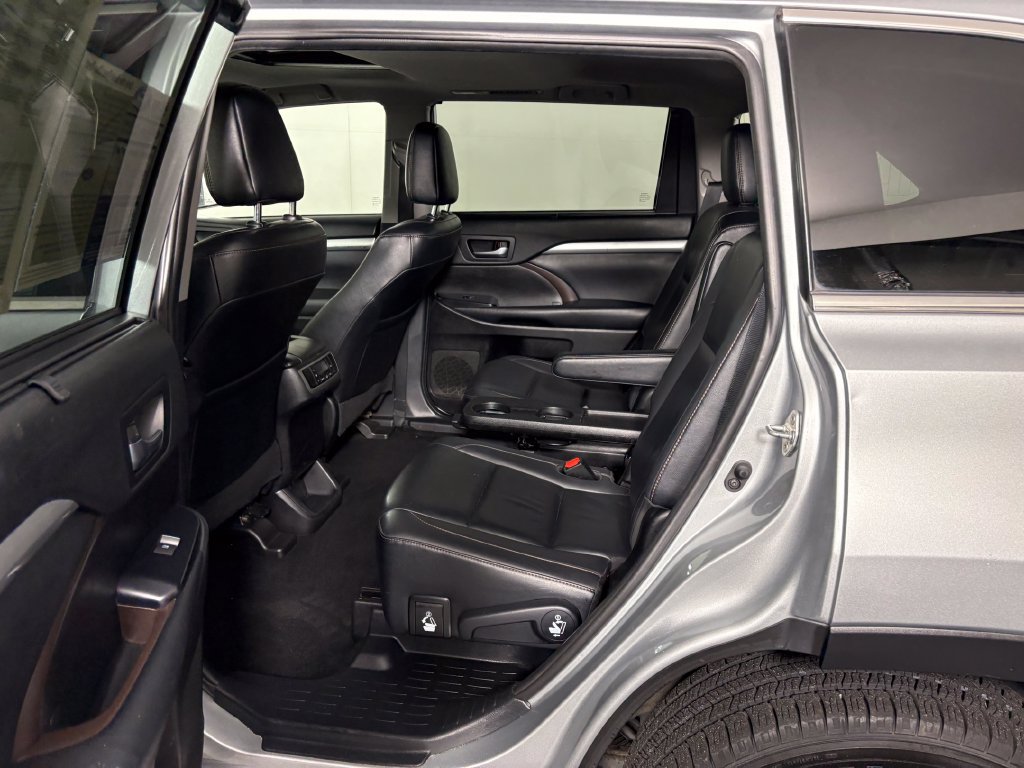 Used 2019 Toyota Highlander XLE FWD image 29