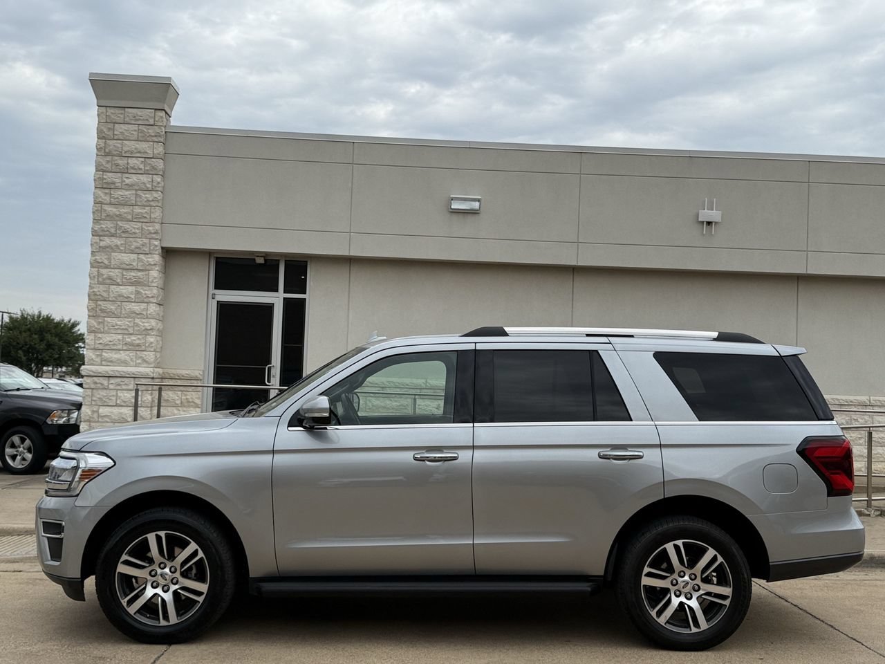 Certified 2024 Ford Expedition Limited RWD image 3