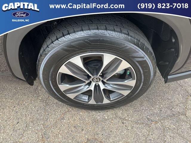 Used 2024 Toyota Highlander XLE image 12