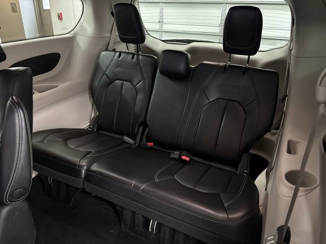 Used 2023 Chrysler Pacifica Touring-L image 13