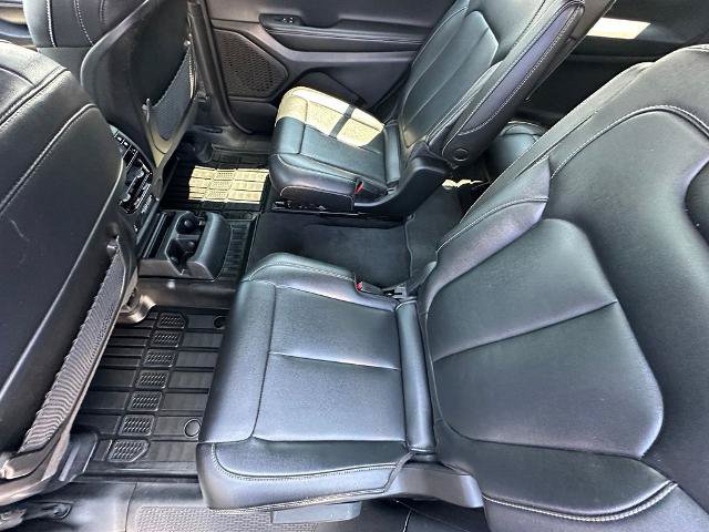 Used 2023 Jeep Grand Cherokee L Limited w/ Black Appearance Package AWD/4WD image 17