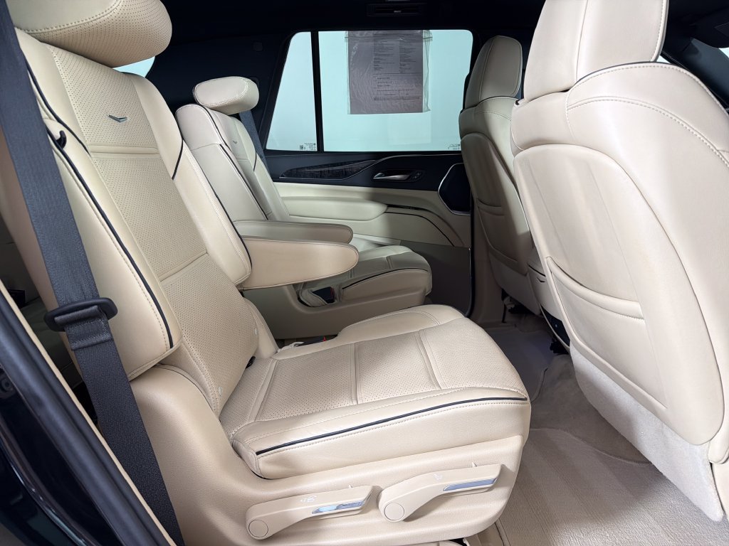 Used 2024 Cadillac Escalade Premium Luxury AWD/4WD image 24
