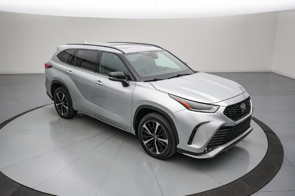 Used 2022 Toyota Highlander XSE AWD/4WD image 2