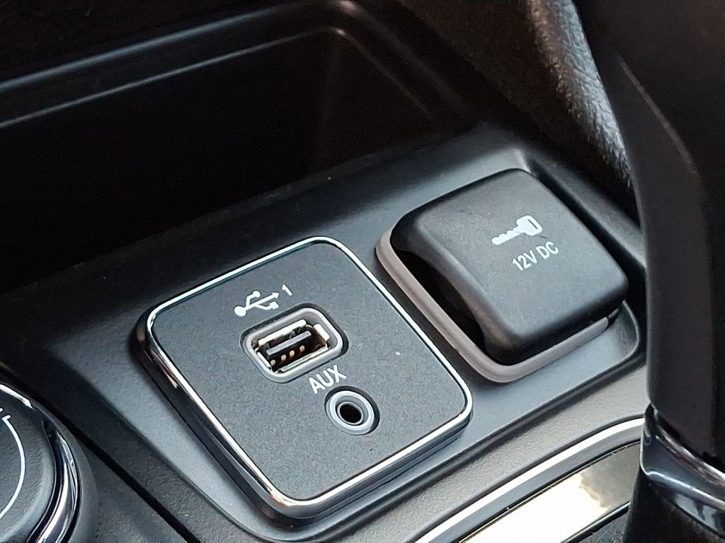 Used 2019 Jeep Cherokee Limited AWD/4WD image 23