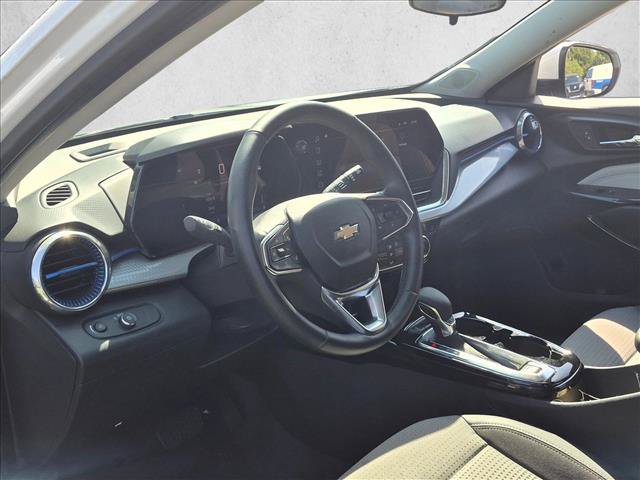 Used 2024 Chevrolet Trax LT w/ LT Convenience Package FWD image 8