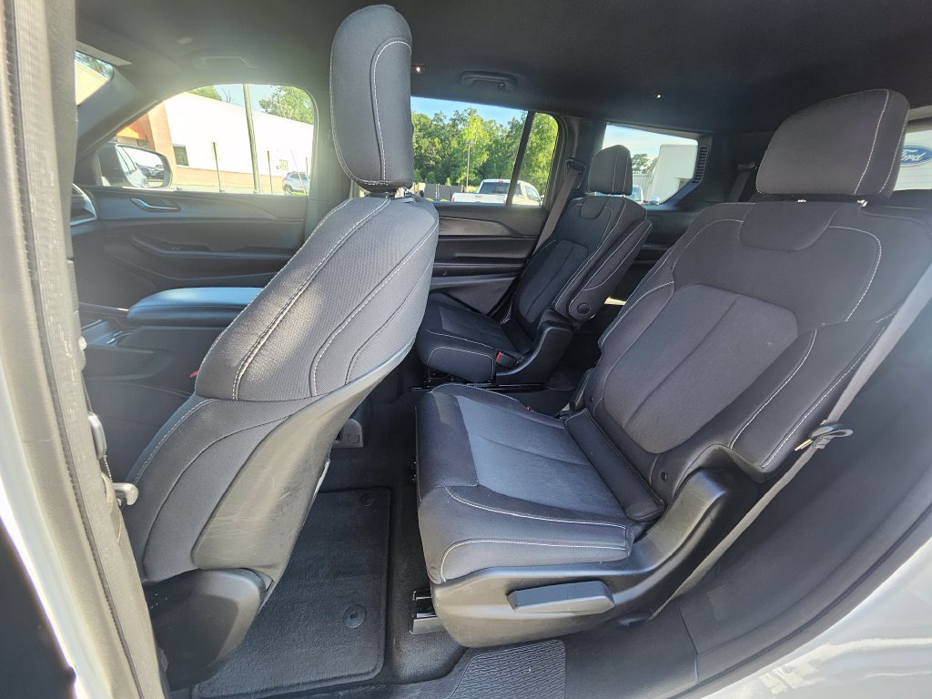 Used 2024 Jeep Grand Cherokee L Laredo RWD image 11