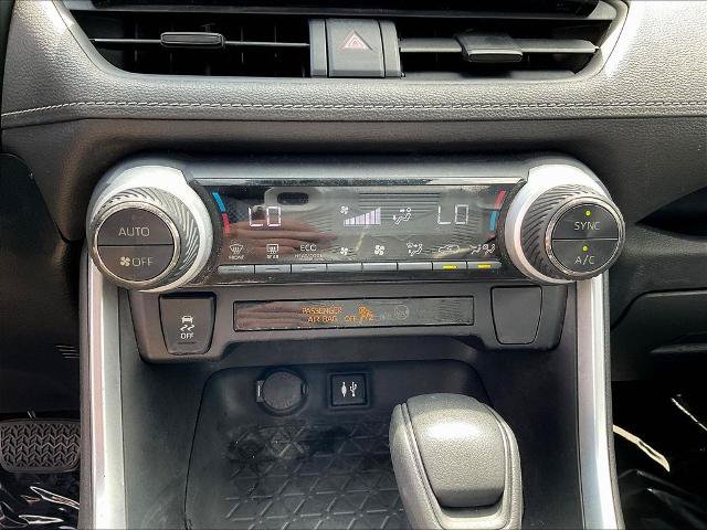 Used 2019 Toyota RAV4 LE w/ Carpet Mat Package AWD/4WD image 15