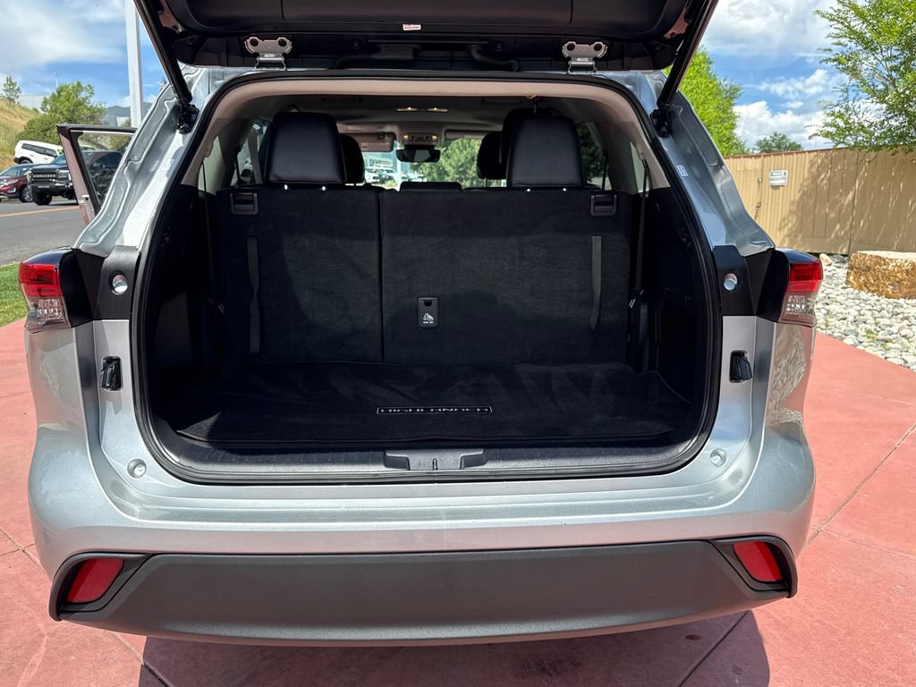 Used 2021 Toyota Highlander XLE AWD/4WD image 23