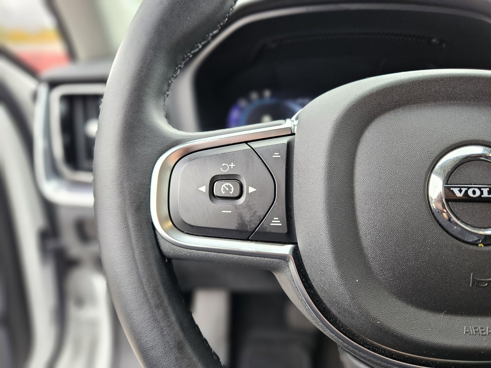 Used 2024 Volvo S60 B5 Core image 25