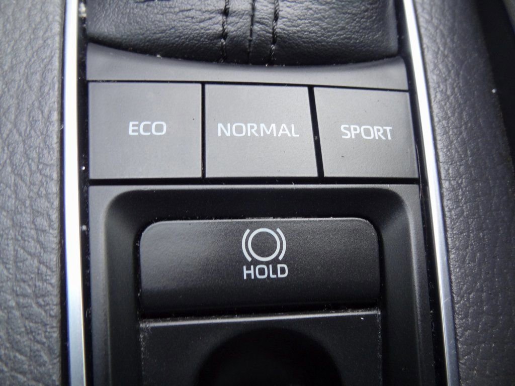 Used 2019 Toyota Avalon Limited image 42