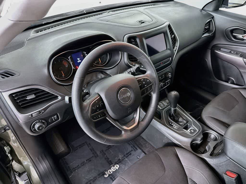 Used 2019 Jeep Cherokee Latitude w/ Popular Appearance Group FWD image 2