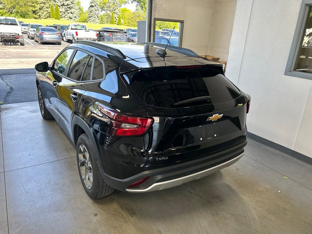 Used 2025 Chevrolet Trax LT w/ LT Convenience Package FWD image 5
