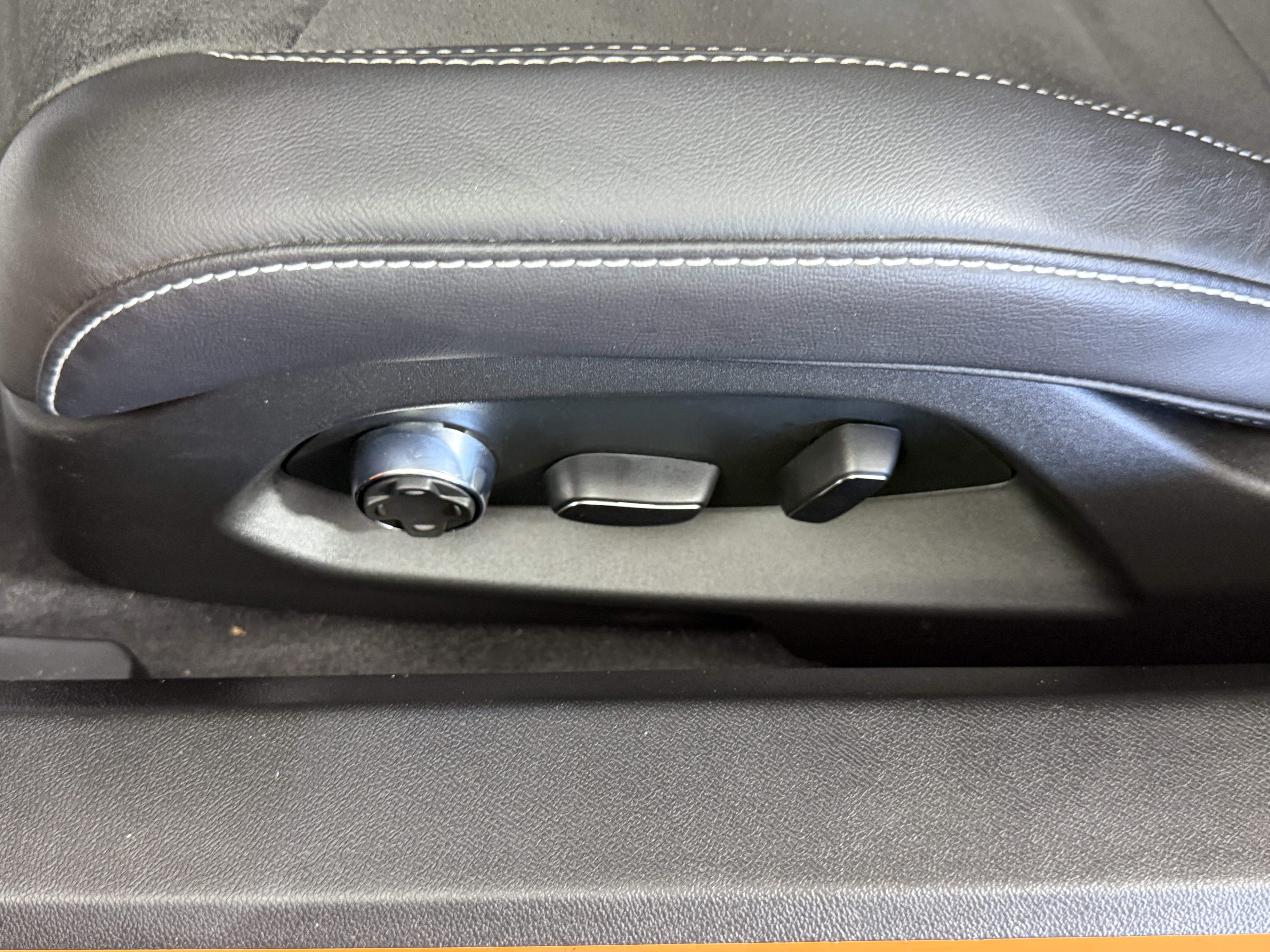 Used 2024 Chevrolet Corvette Stingray Premium Conv w/ Battery Protection Package image 17