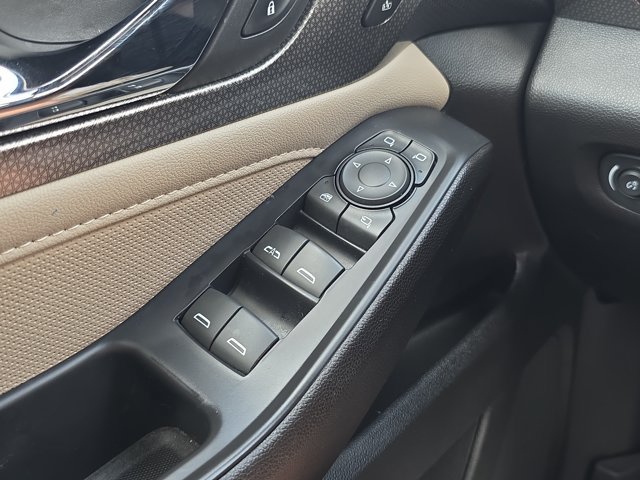 Used 2022 Chevrolet Traverse Premier FWD image 21