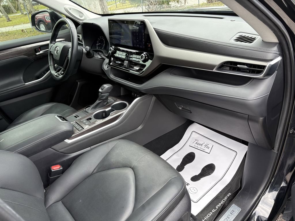 Used 2020 Toyota Highlander Limited image 18
