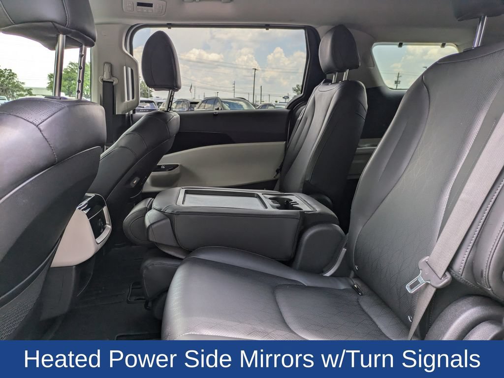 Used 2024 Kia Carnival EX FWD image 16