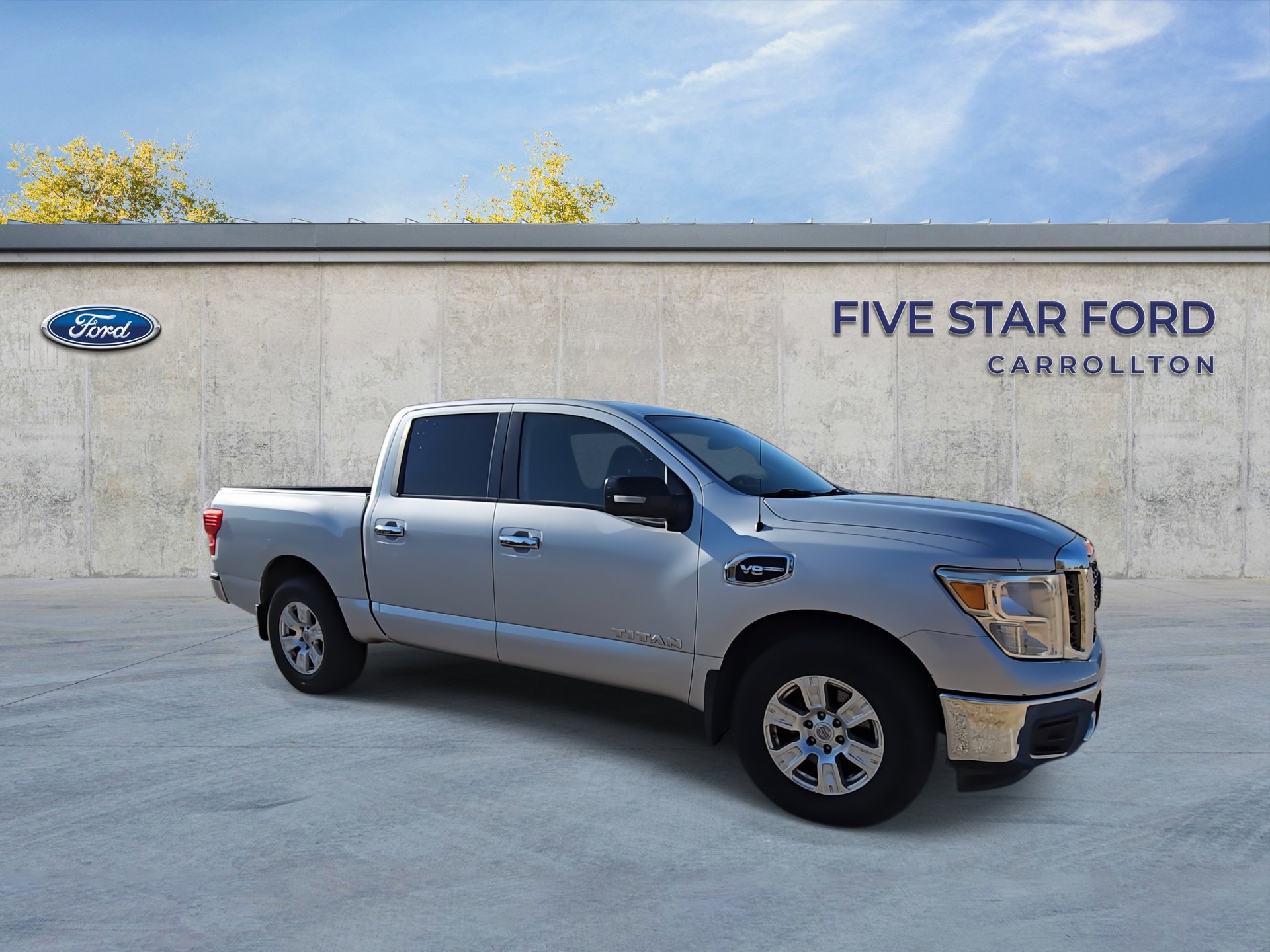 Used 2017 Nissan Titan SV image 2