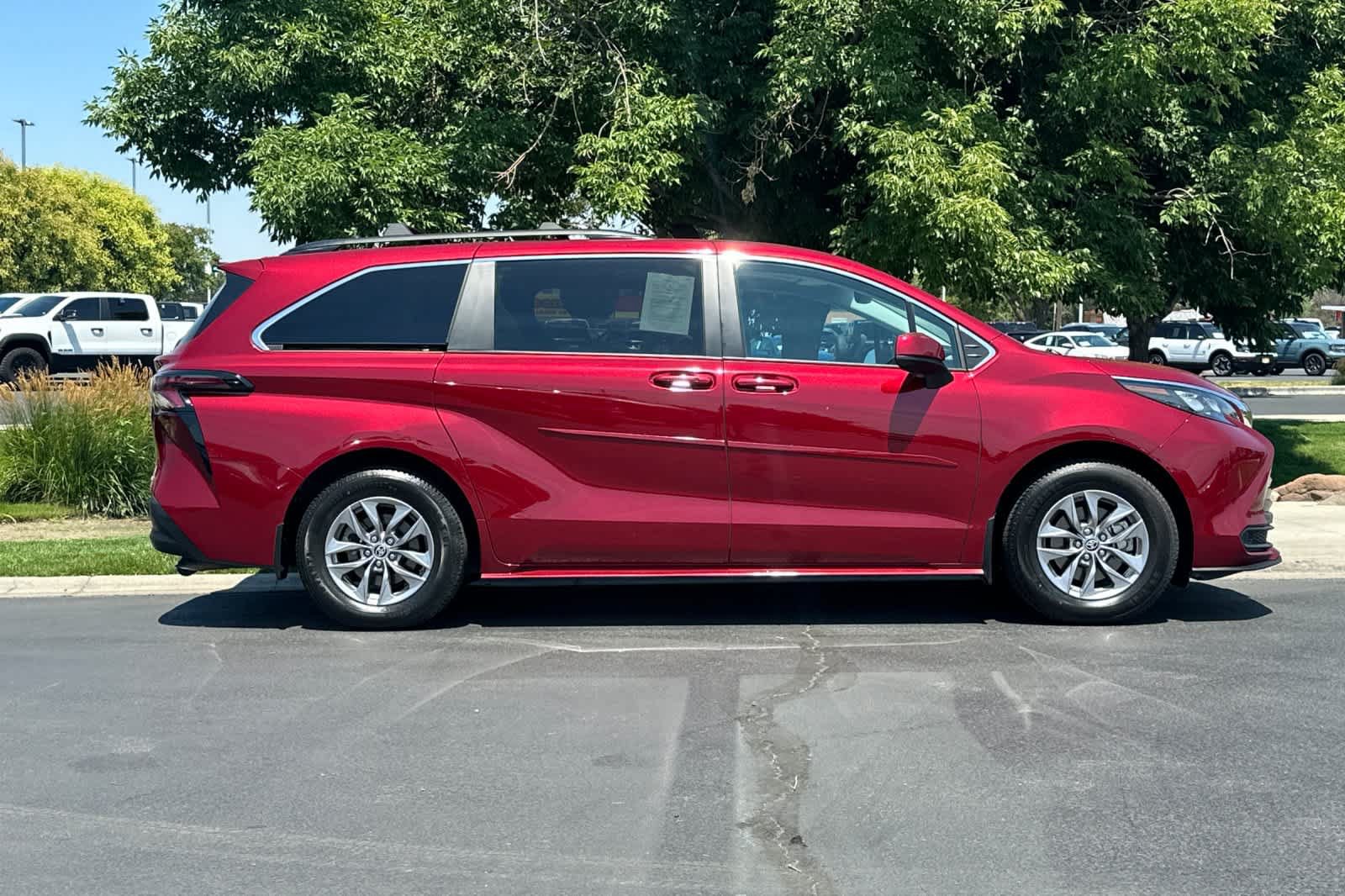 Used 2025 Toyota Sienna LE w/ LE Plus Package AWD/4WD image 8
