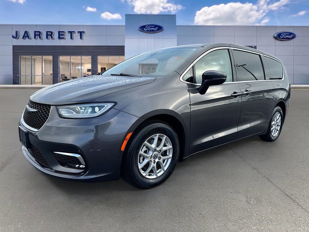 Used 2023 Chrysler Pacifica Touring-L FWD image 3