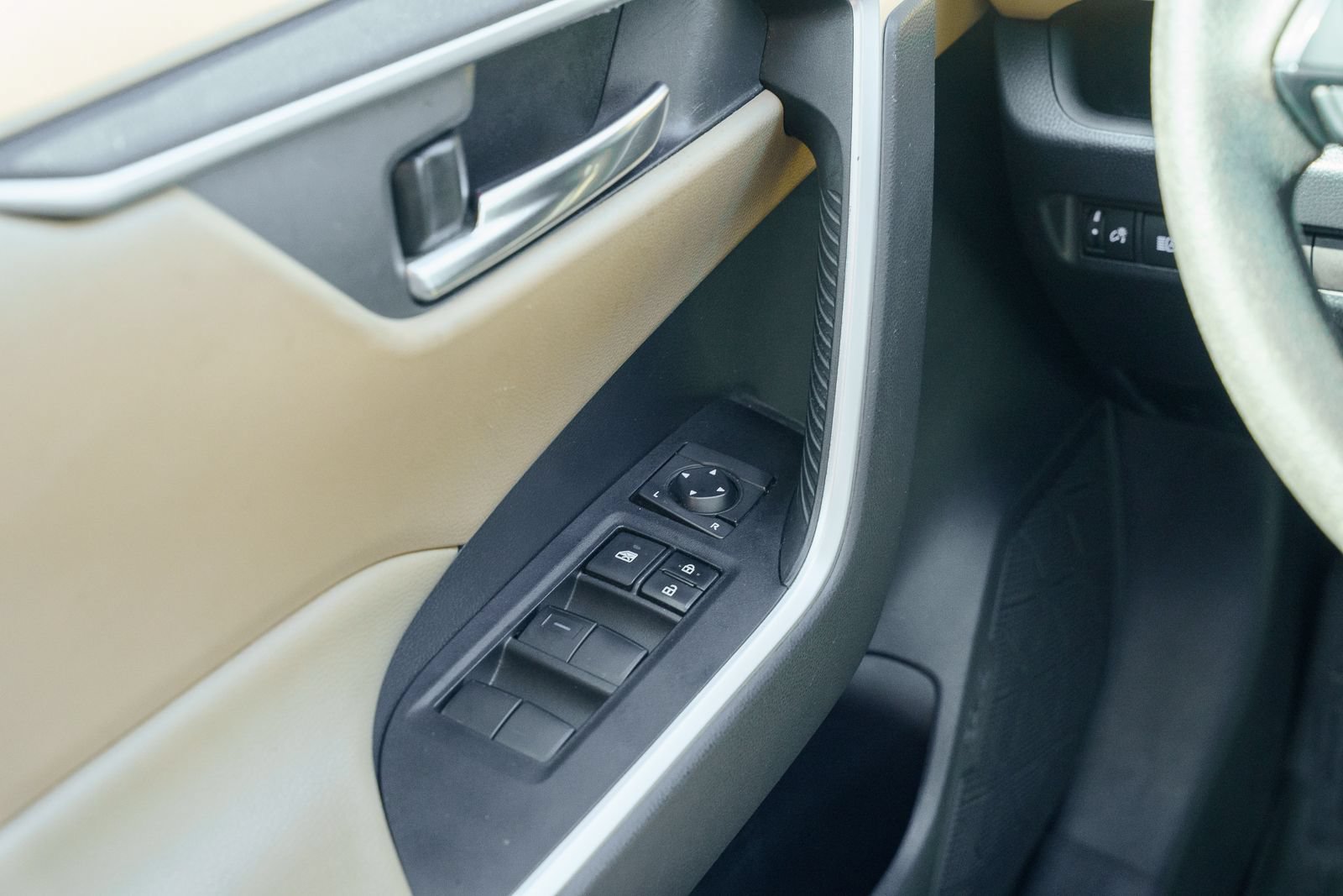 Used 2019 Toyota RAV4 XLE w/ Convenience Package FWD image 28