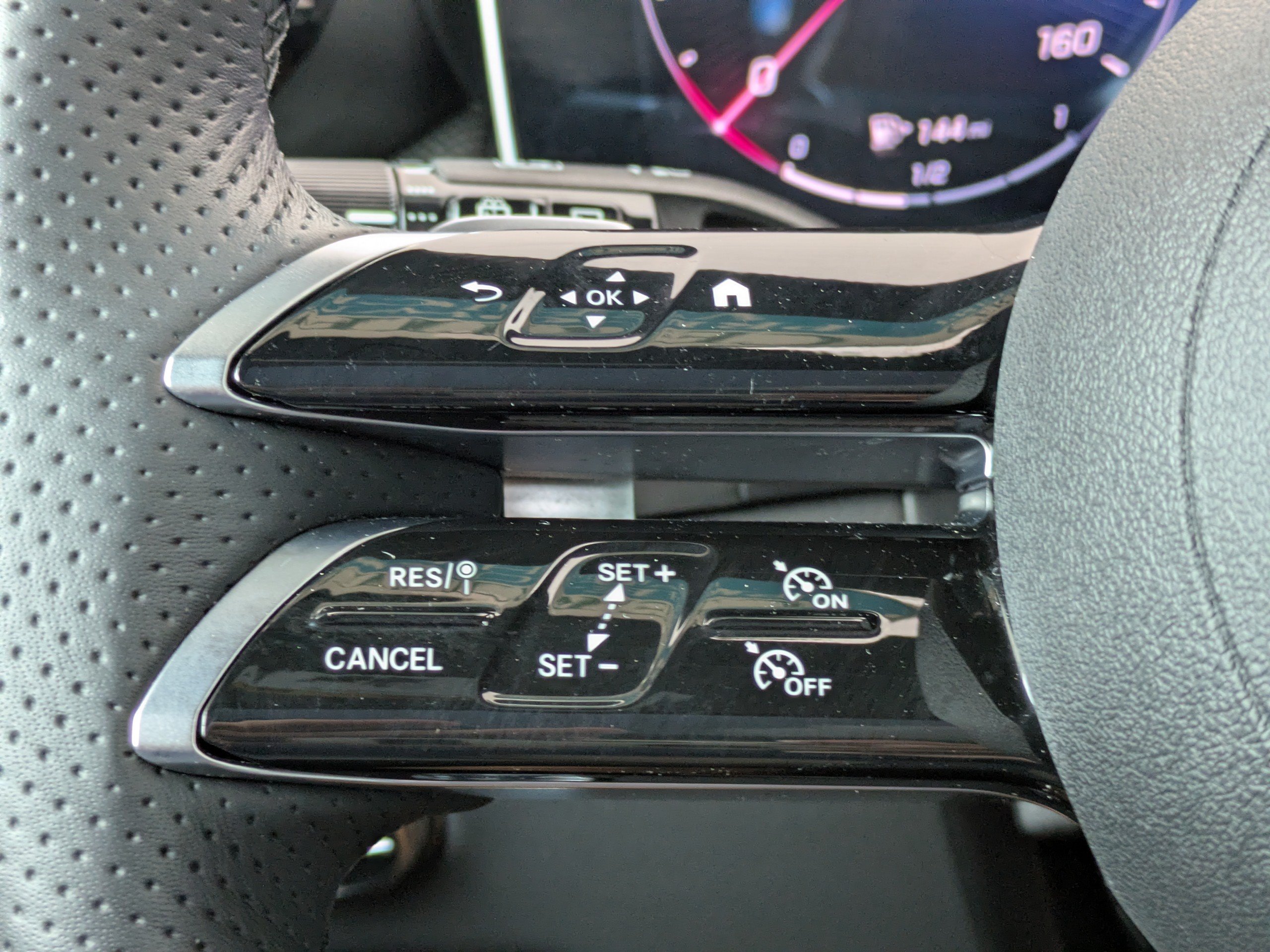 Used 2025 Mercedes-Benz GLC 300 4MATIC image 27