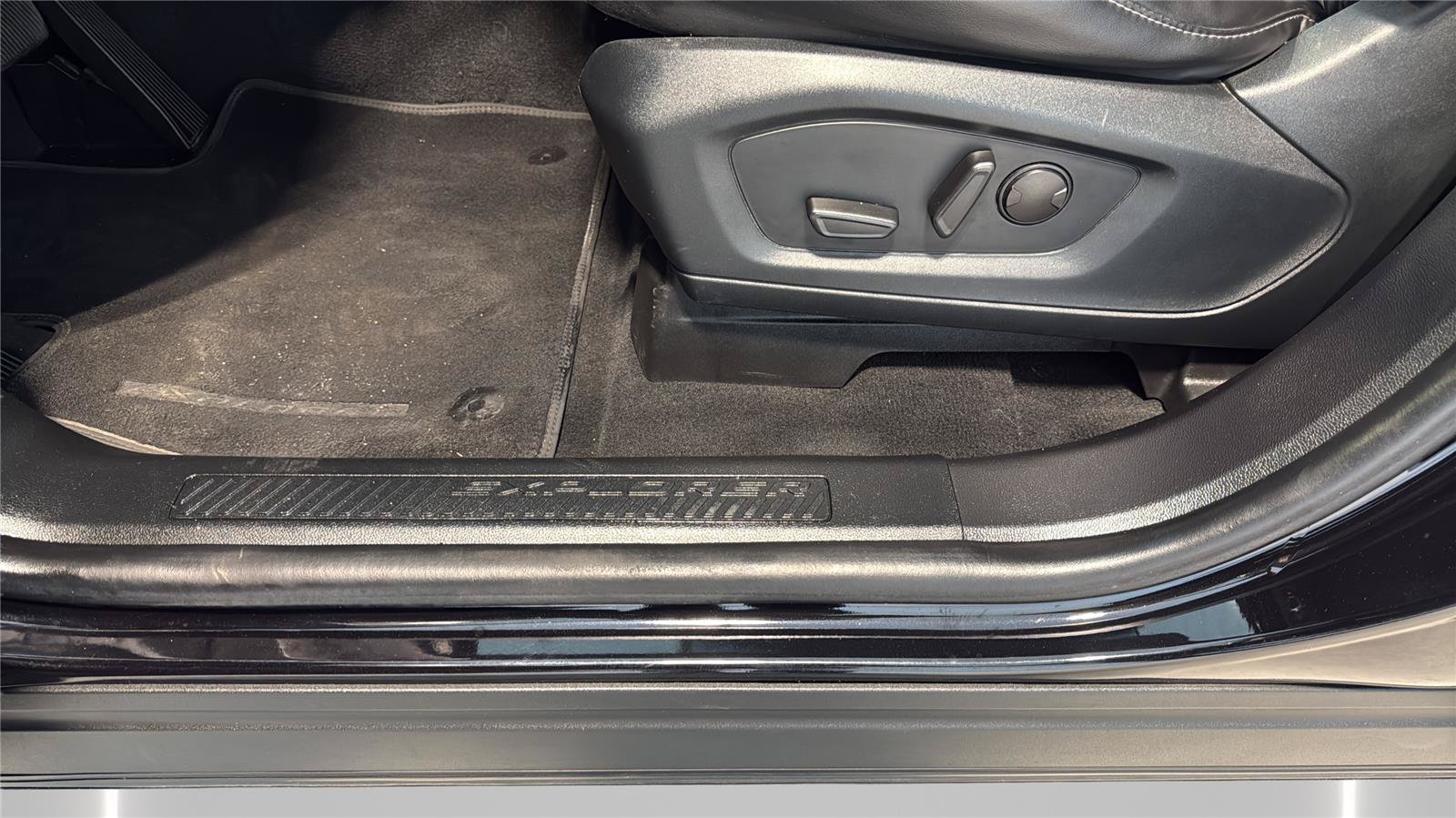 Certified 2022 Ford Explorer XLT w/ Equipment Group 202A AWD/4WD image 27