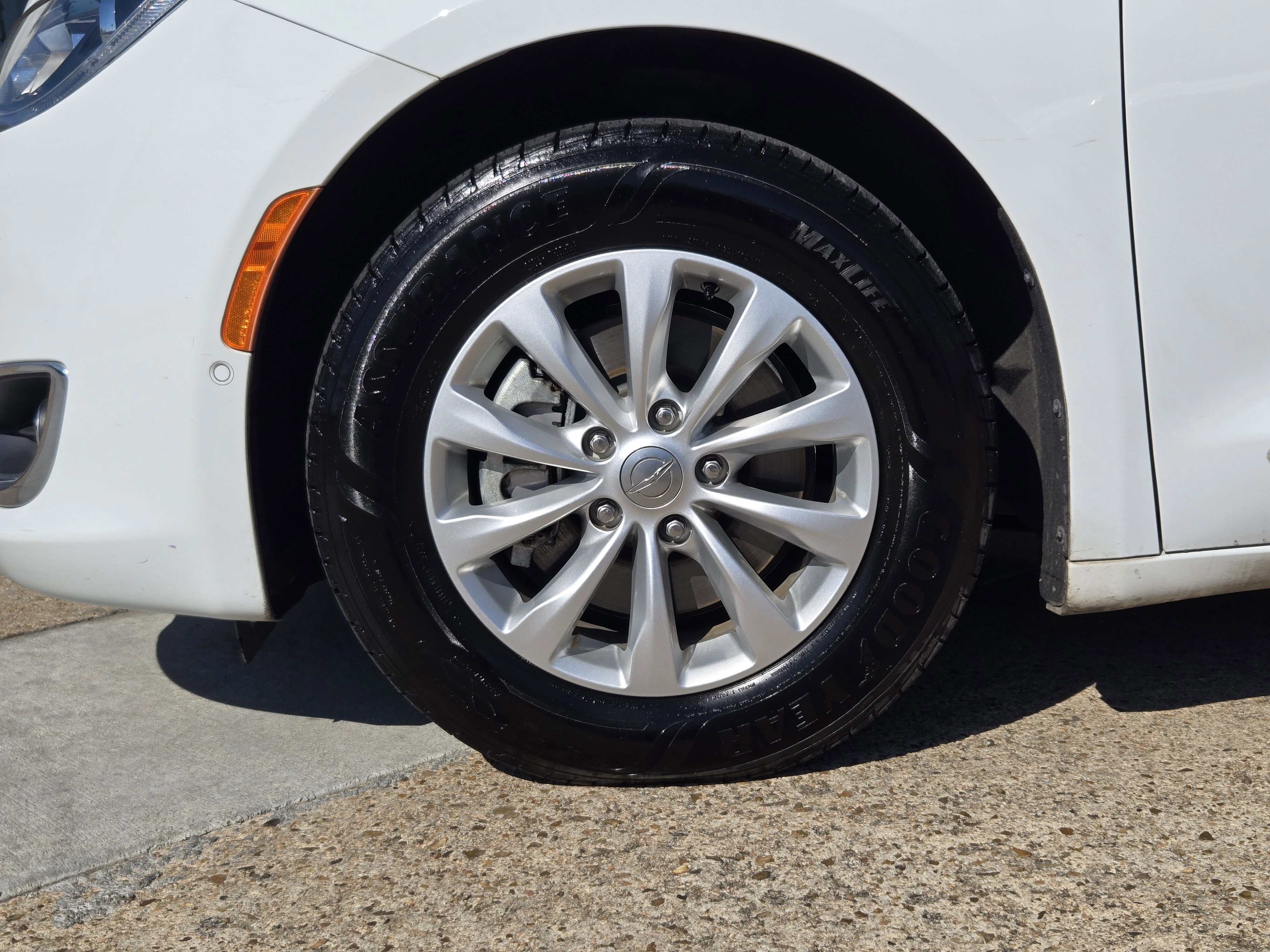 Used 2018 Chrysler Pacifica Touring-L w/ Advanced Safetytec Group image 7