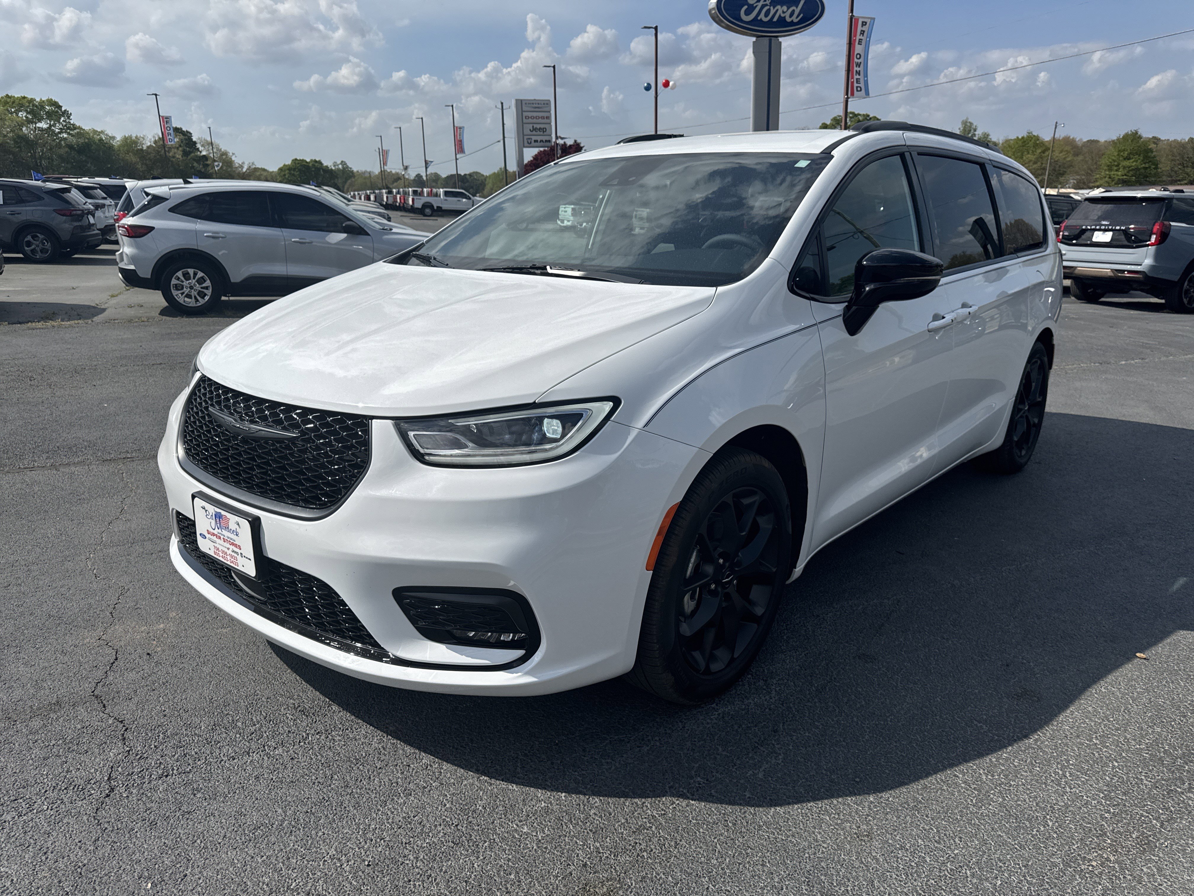 Used 2024 Chrysler Pacifica Touring-L w/ S Appearance Package FWD image 3