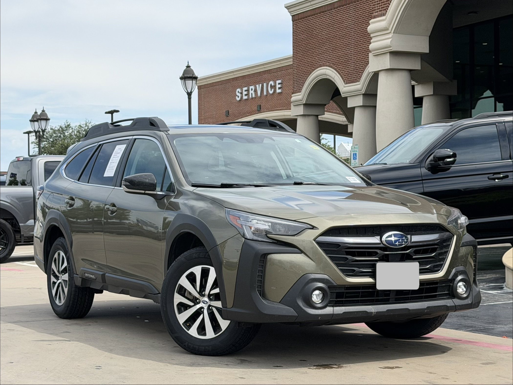 Used 2024 Subaru Outback Premium AWD/4WD image 1