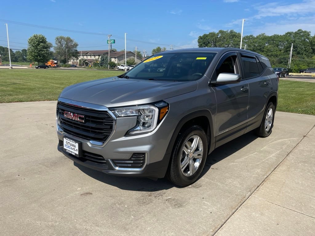 Used 2024 GMC Terrain SLE AWD/4WD image 2