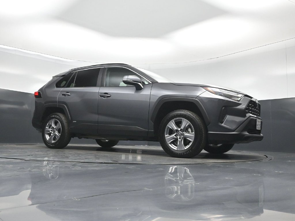 Used 2022 Toyota RAV4 XLE AWD/4WD image 3