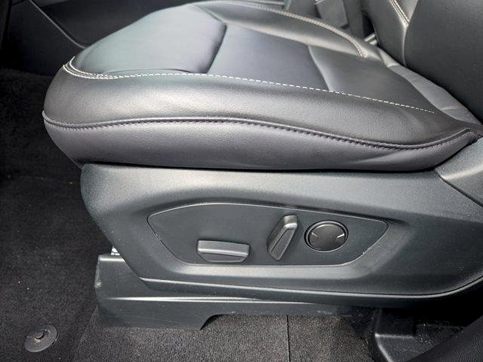 Certified 2023 Ford Explorer XLT w/ Equipment Group 202A AWD/4WD image 12