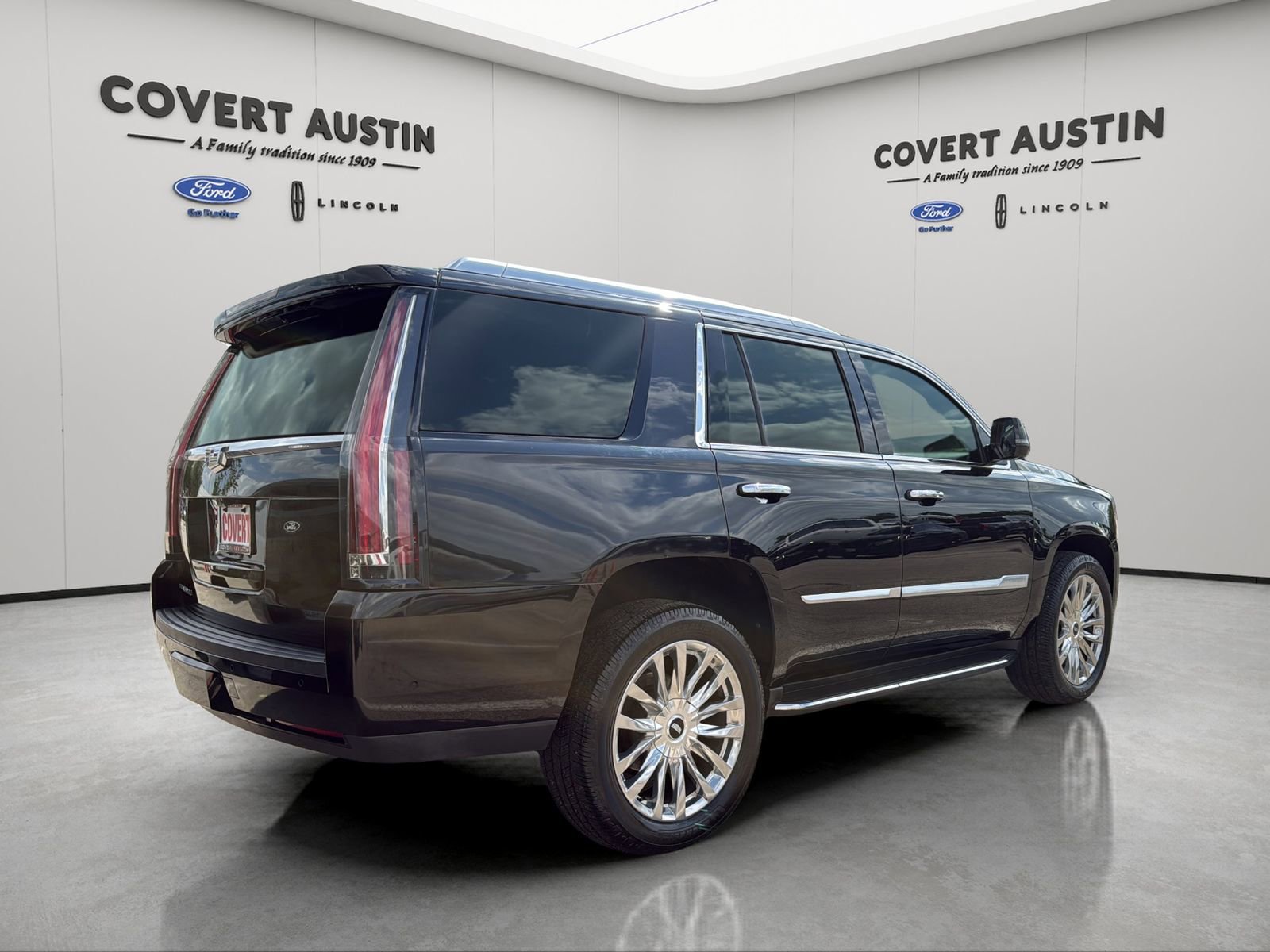 Used 2018 Cadillac Escalade Luxury RWD image 5