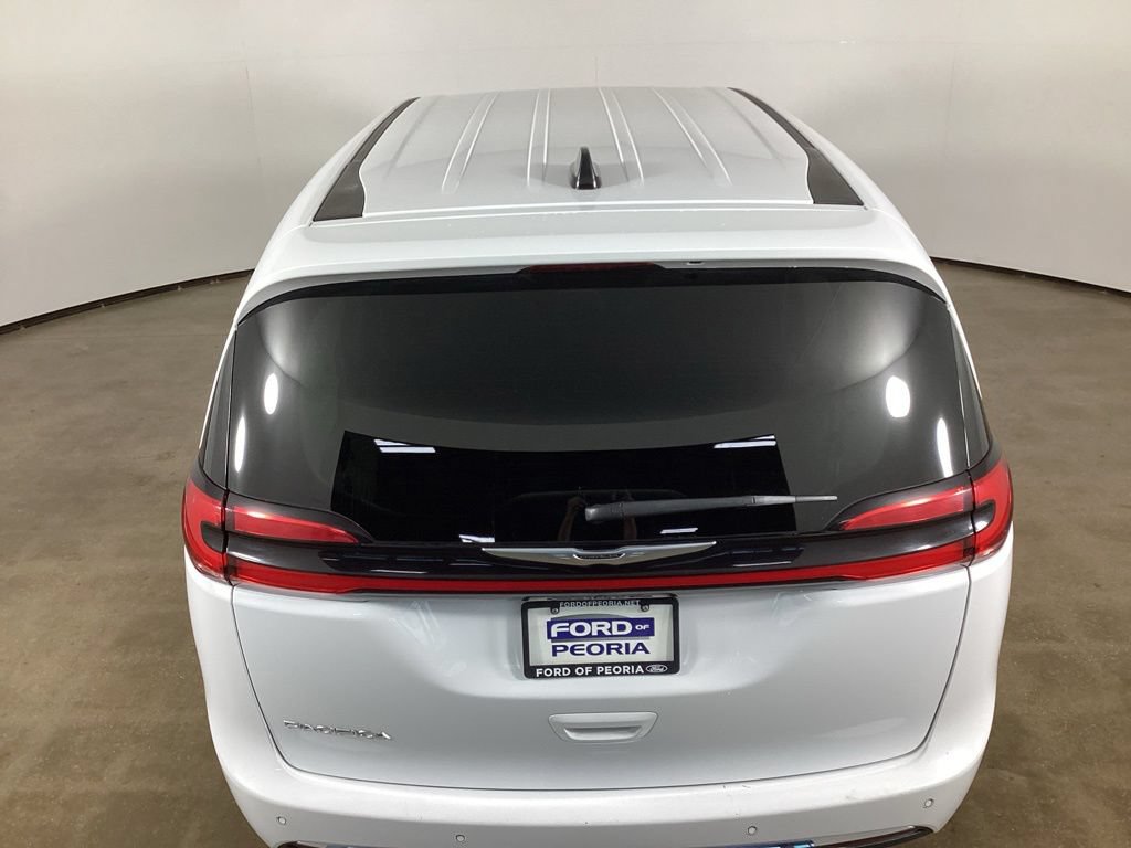 Used 2024 Chrysler Pacifica Touring-L FWD image 11