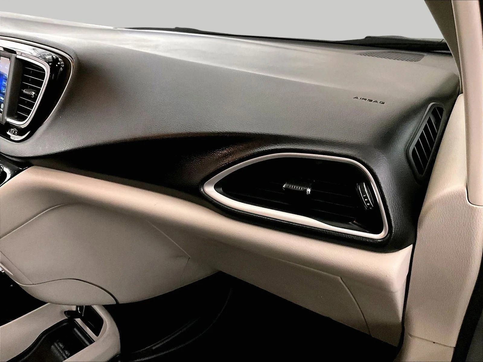 Used 2020 Chrysler Voyager L image 15