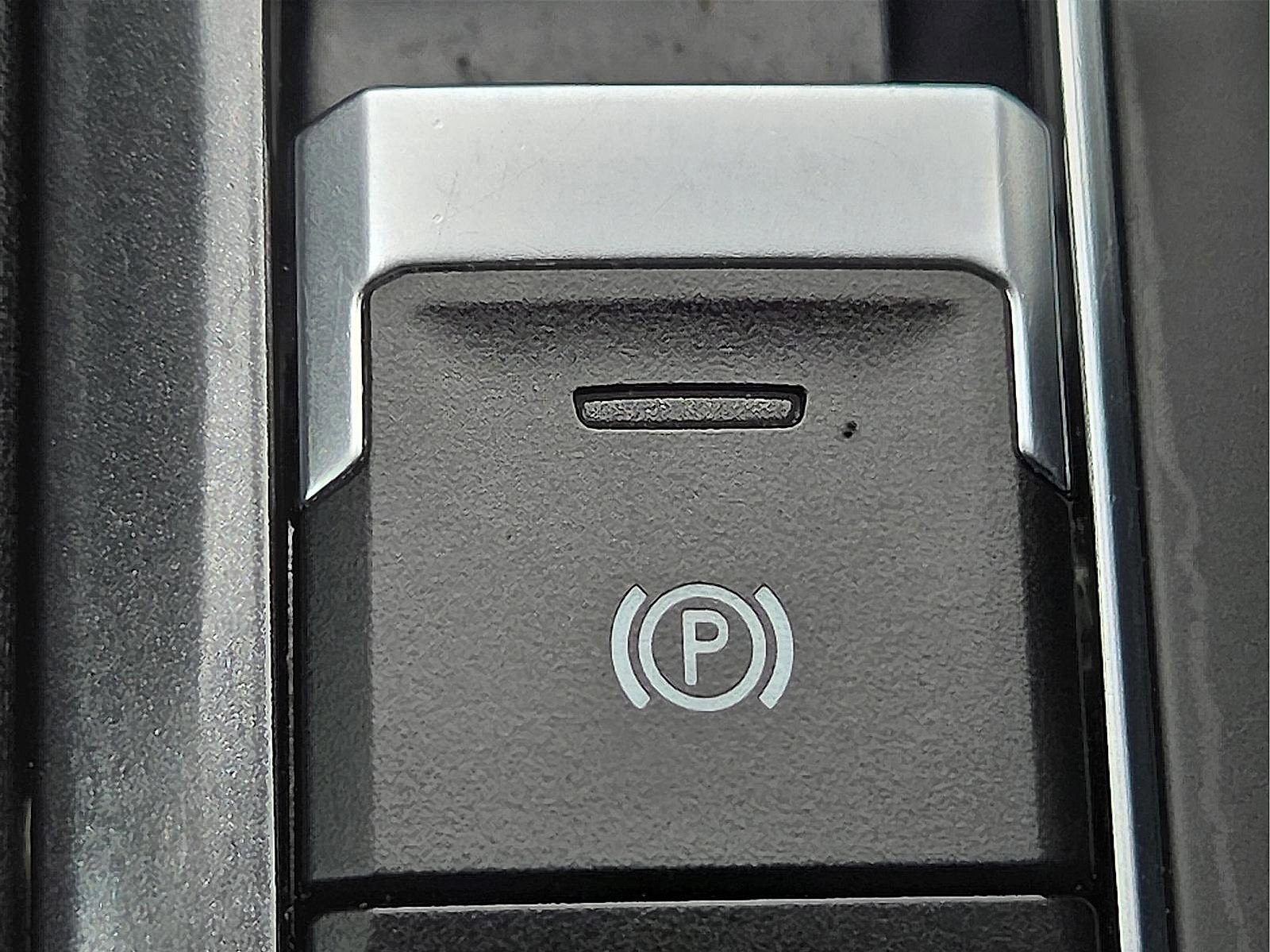 Used 2020 Volkswagen Tiguan SE image 18