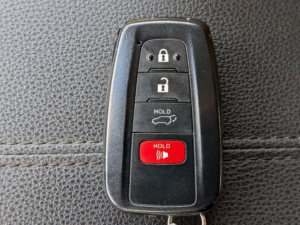 Used 2021 Toyota RAV4 XLE Premium image 31