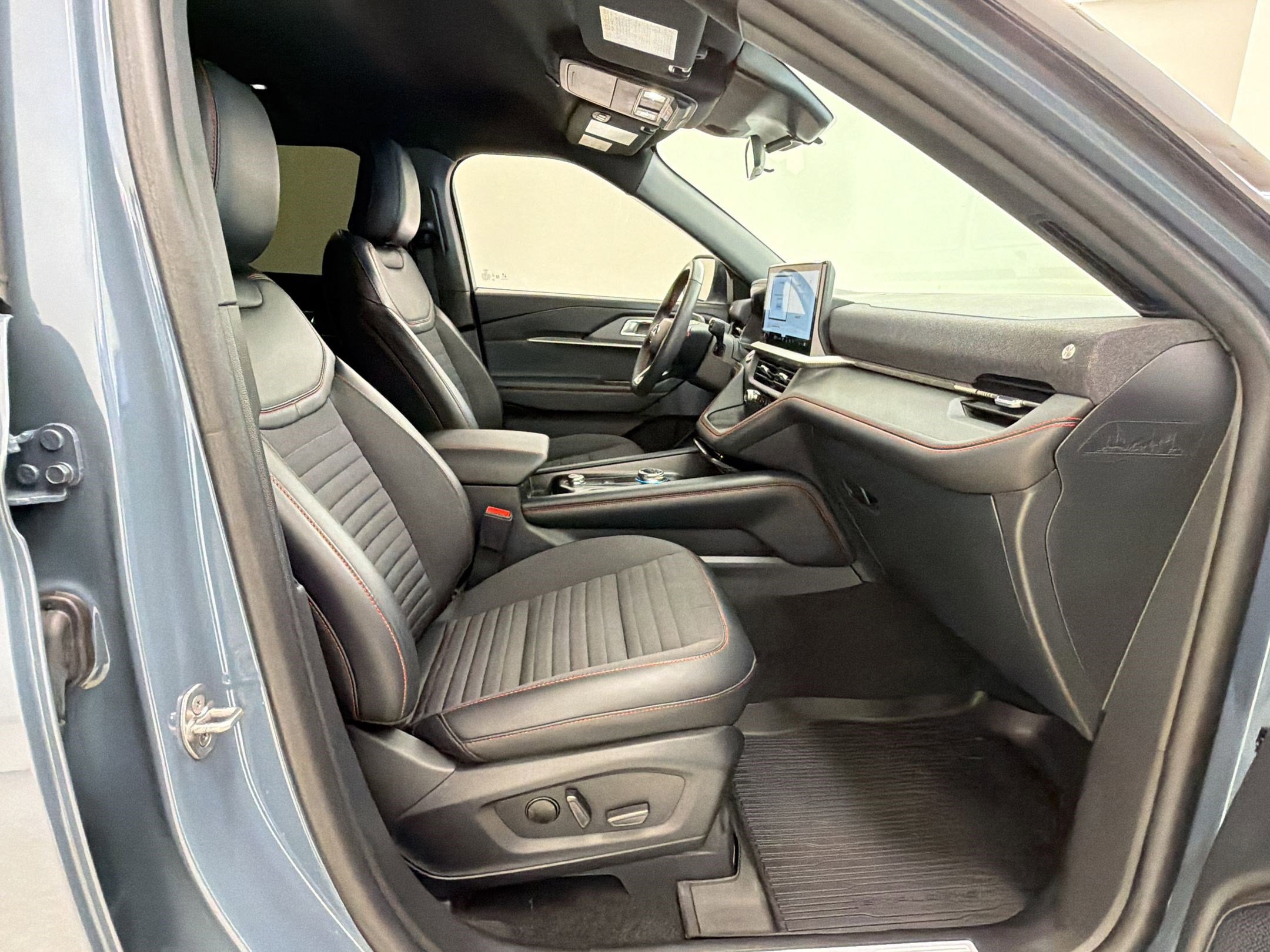 Certified 2025 Ford Explorer ST-Line RWD image 29