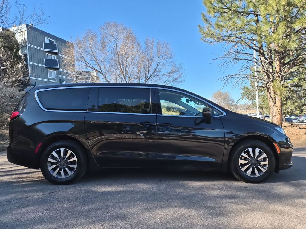 Used 2024 Chrysler Pacifica Select image 6
