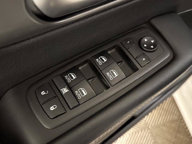 Used 2025 Chrysler Pacifica Select FWD image 16