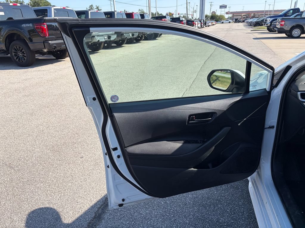 Used 2025 Toyota Corolla LE FWD image 11