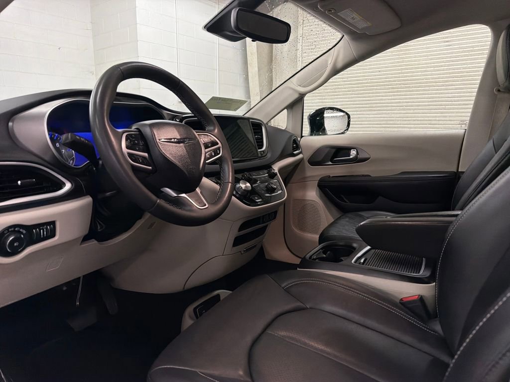 Used 2024 Chrysler Pacifica Touring-L image 11