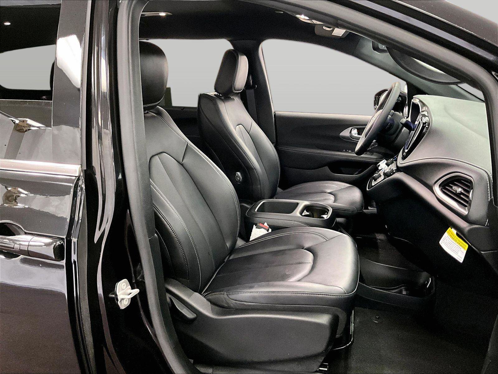 Used 2025 Chrysler Pacifica Select image 7